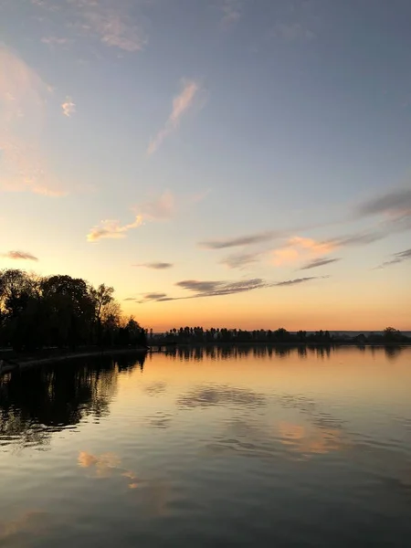 Krásná Oblačná Obloha Nad Jezerem Před Západem Slunce — Stock fotografie