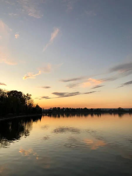 Krásná Oblačná Obloha Nad Jezerem Před Západem Slunce — Stock fotografie