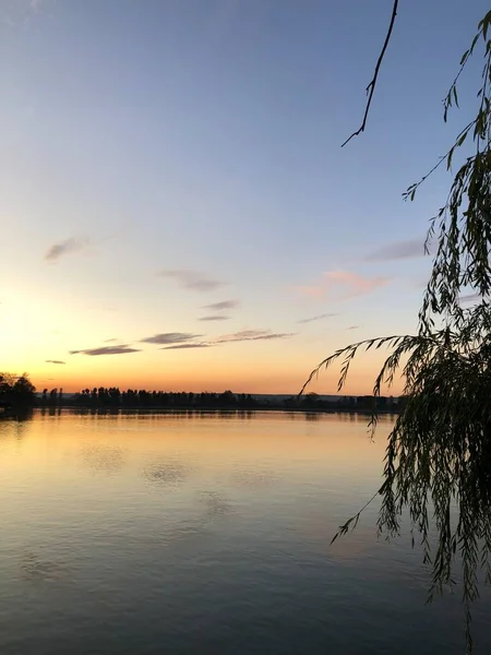 日落前湖面上美丽的云天 — 图库照片