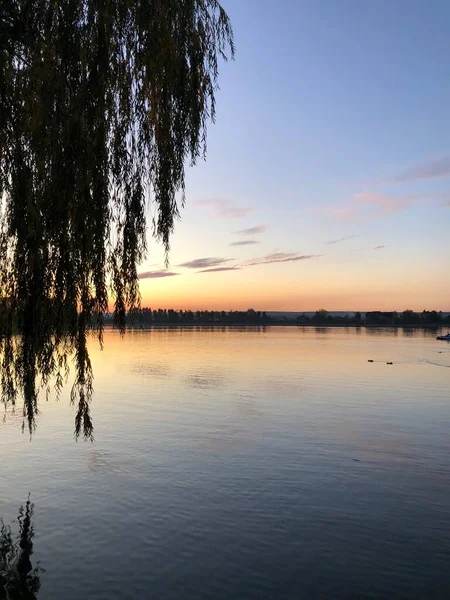 Krásná Oblačná Obloha Nad Jezerem Před Západem Slunce — Stock fotografie