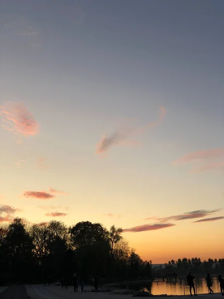 Mooie Bewolkte Lucht Boven Het Meer Voor Zonsondergang — Stockfoto
