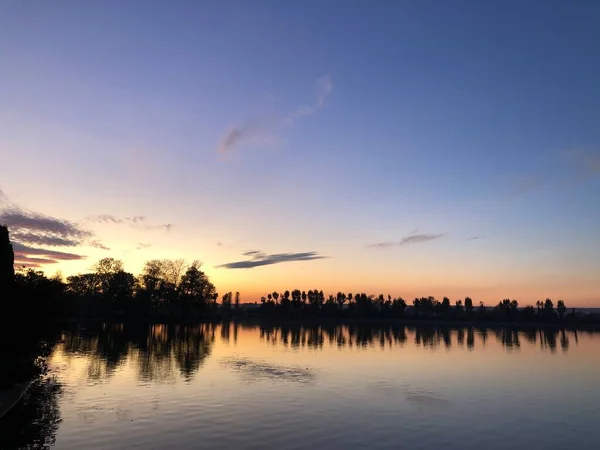Krásná Oblačná Obloha Nad Jezerem Před Západem Slunce — Stock fotografie