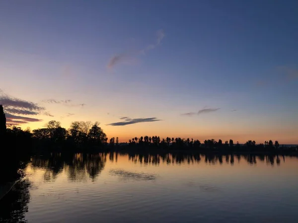 Krásná Oblačná Obloha Nad Jezerem Před Západem Slunce — Stock fotografie