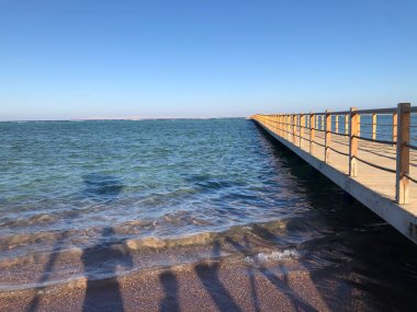 Okyanusa tahta köprü, gündüz görüşü.