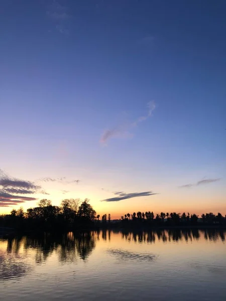 Krásná Oblačná Obloha Nad Jezerem Před Západem Slunce — Stock fotografie