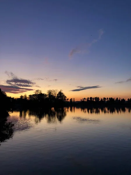 Céu Nublado Bonito Acima Lago Antes Pôr Sol — Fotografia de Stock