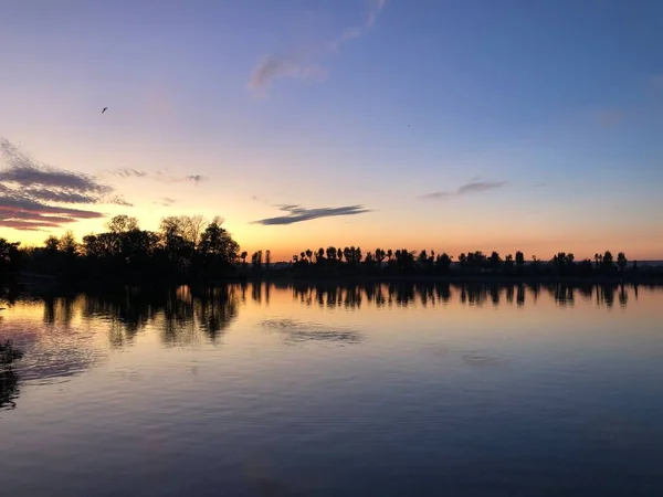 Krásná Oblačná Obloha Nad Jezerem Před Západem Slunce — Stock fotografie