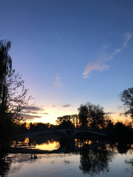 Schöner Bewölkter Himmel Über Dem See Vor Sonnenuntergang — Stockfoto