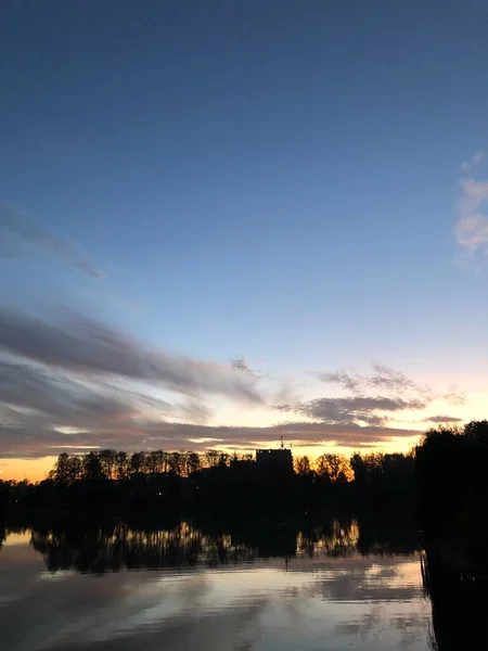 夕日の前に湖の上の美しい曇りの空 — ストック写真