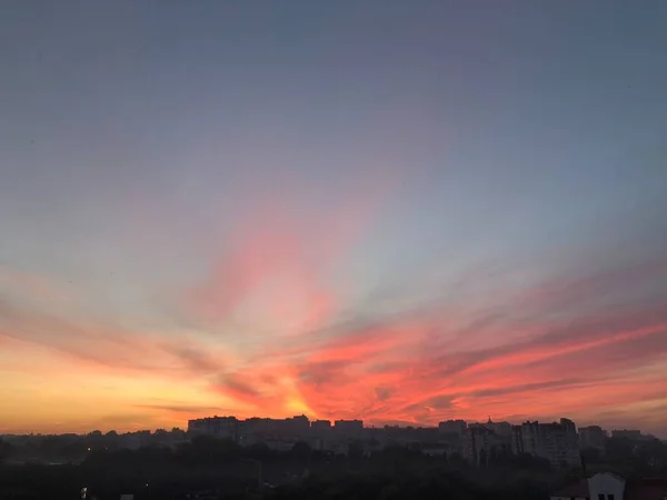 Vacker Molnig Himmel Ovanför Staden Före Solnedgången — Stockfoto