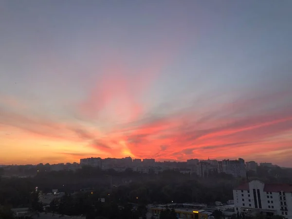 Krásná Oblačná Obloha Nad Městem Před Západem Slunce — Stock fotografie