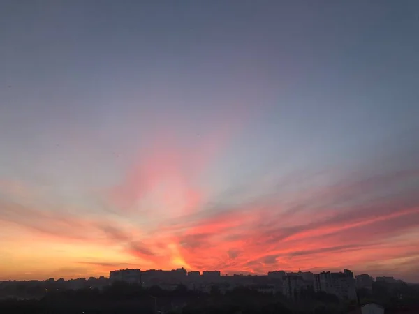 Hermoso Cielo Nublado Sobre Ciudad Antes Del Atardecer —  Fotos de Stock