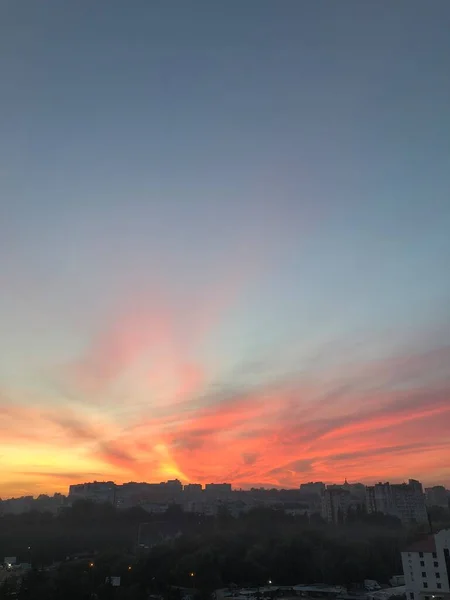 Schöner Bewölkter Himmel Über Der Stadt Vor Sonnenuntergang — Stockfoto