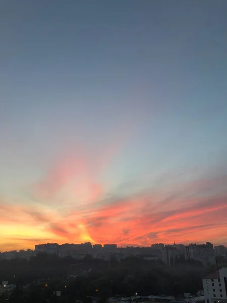 日落前城市上空多云的美丽天空 — 图库照片