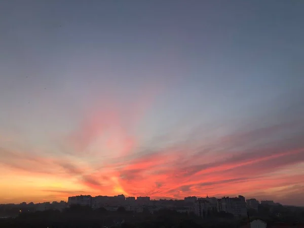 Mooie Bewolkte Lucht Boven Stad Voor Zonsondergang — Stockfoto