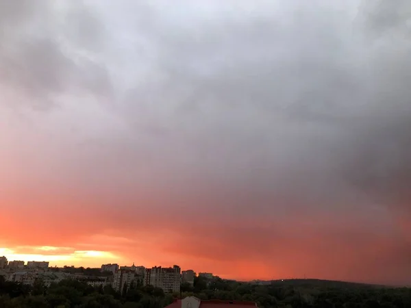 Krásná Oblačná Obloha Nad Městem Před Západem Slunce — Stock fotografie