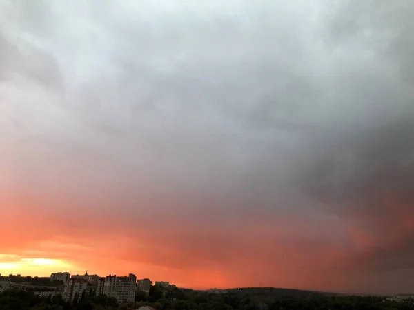 Céu Nublado Bonito Acima Cidade Antes Pôr Sol — Fotografia de Stock