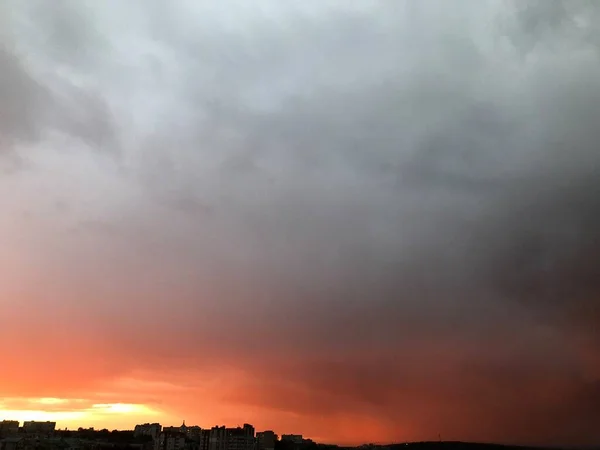 Mooie Bewolkte Lucht Boven Stad Voor Zonsondergang — Stockfoto