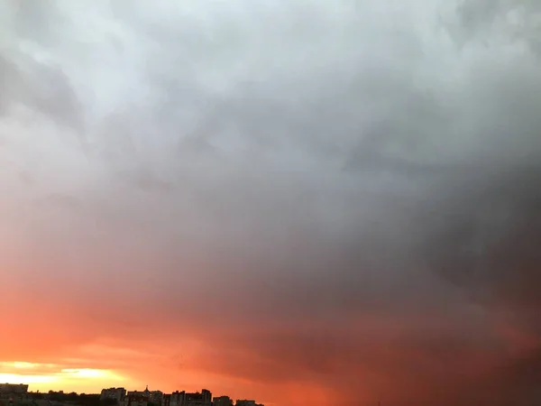 Hermoso Cielo Nublado Sobre Ciudad Antes Del Atardecer —  Fotos de Stock