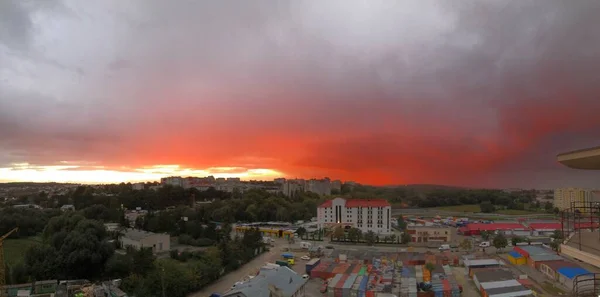 Красивое Облачное Небо Над Городом Заката — стоковое фото