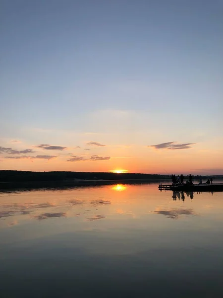 日落前湖面上美丽的云天 — 图库照片