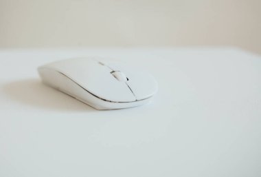 Kablosuz bilgisayar faresi beyaz arkaplanda izole edildi