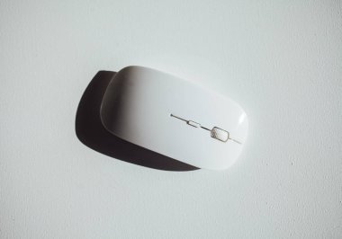 Kablosuz bilgisayar faresi beyaz arkaplanda izole edildi