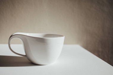 Beyaz bir arka plan üzerinde izole beyaz kupa