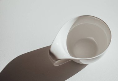 Beyaz bir arka plan üzerinde izole beyaz kupa