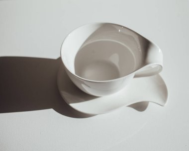 Beyaz bir arka plan üzerinde izole beyaz kupa