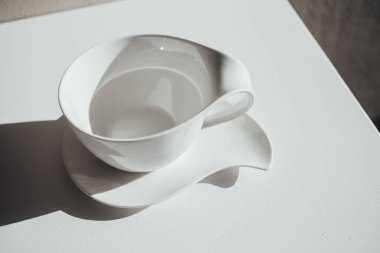 Beyaz bir arka plan üzerinde izole beyaz kupa