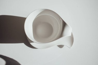 Beyaz bir arka plan üzerinde izole beyaz kupa