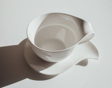 Beyaz bir arka plan üzerinde izole beyaz kupa