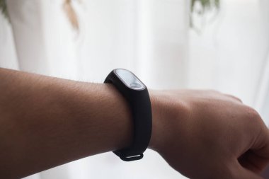 Erkek elinin fitness izleyicisiyle yakınlaştırılması