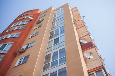 Yeni apartman, gündüz manzaralı. 