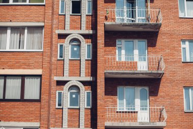 Yeni apartman, gündüz manzaralı. 
