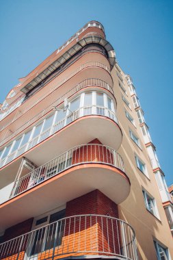 Yeni apartman, gündüz manzaralı. 