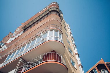 Yeni apartman, gündüz manzaralı. 