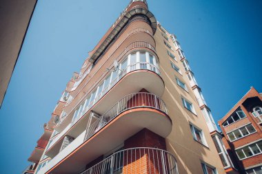 Yeni apartman, gündüz manzaralı. 