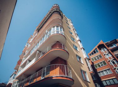 Yeni apartman, gündüz manzaralı. 
