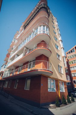 Yeni apartman, gündüz manzaralı. 