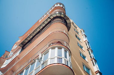 Yeni apartman, gündüz manzaralı. 