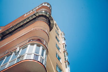 Yeni apartman, gündüz manzaralı. 