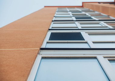 Yeni apartman, gündüz manzaralı. 