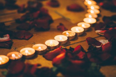 Gül yaprakları ve gözlüklerle mumların kalbi