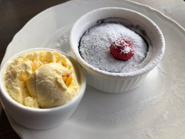 Tahta masada dondurmalı çikolatalı lav keki.