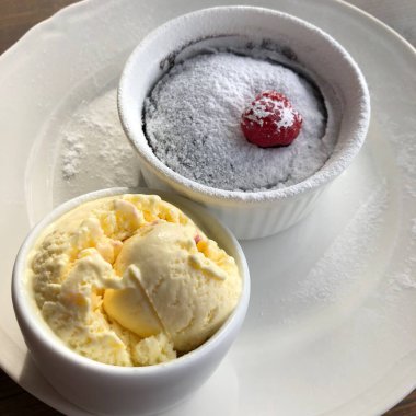 Tahta masada dondurmalı çikolatalı lav keki.