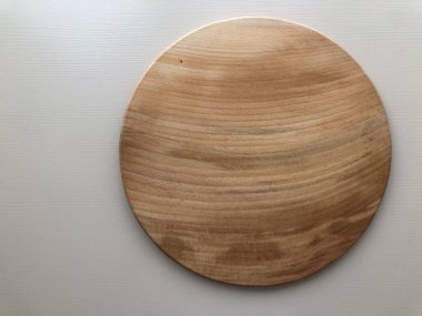 Yuvarlak ahşap tahta beyaz arkaplanda izole