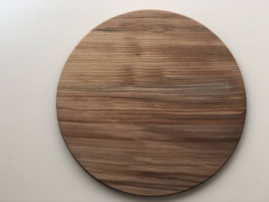 Yuvarlak ahşap tahta beyaz arkaplanda izole