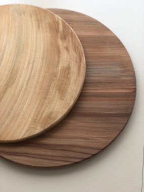 Beyaz arkaplanda izole edilmiş yuvarlak tahta tahtalar